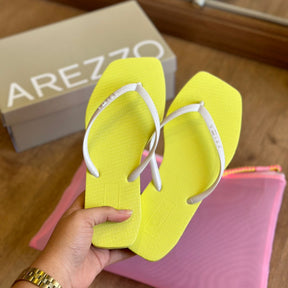 Kit Chinelo de Dedo Arezzo e Necessaire Z190270158