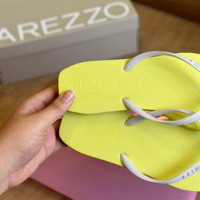Kit Chinelo de Dedo Arezzo e Necessaire Z190270158