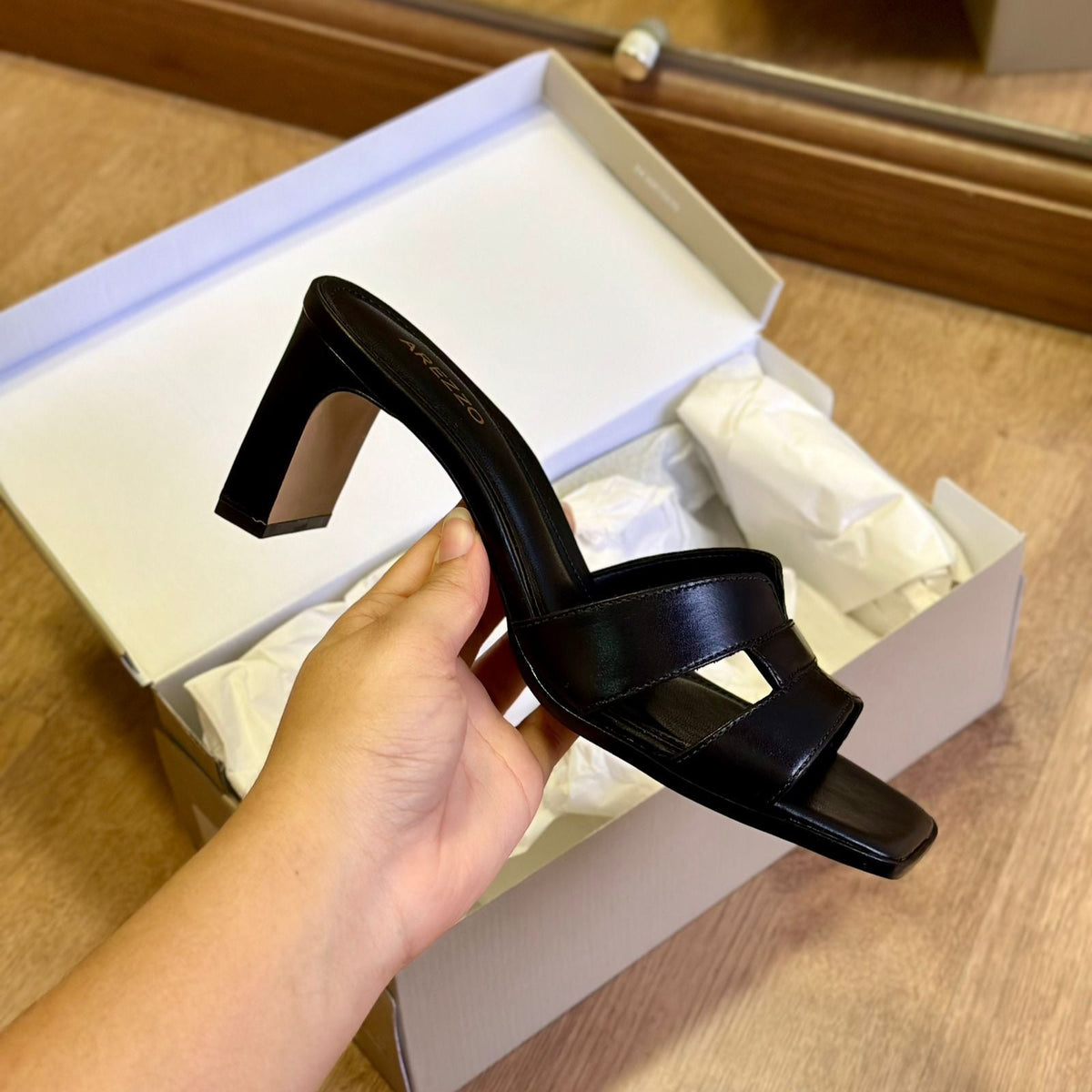 Sandália Mule Arezzo Couro Bloco Bico Quadrado A116990002