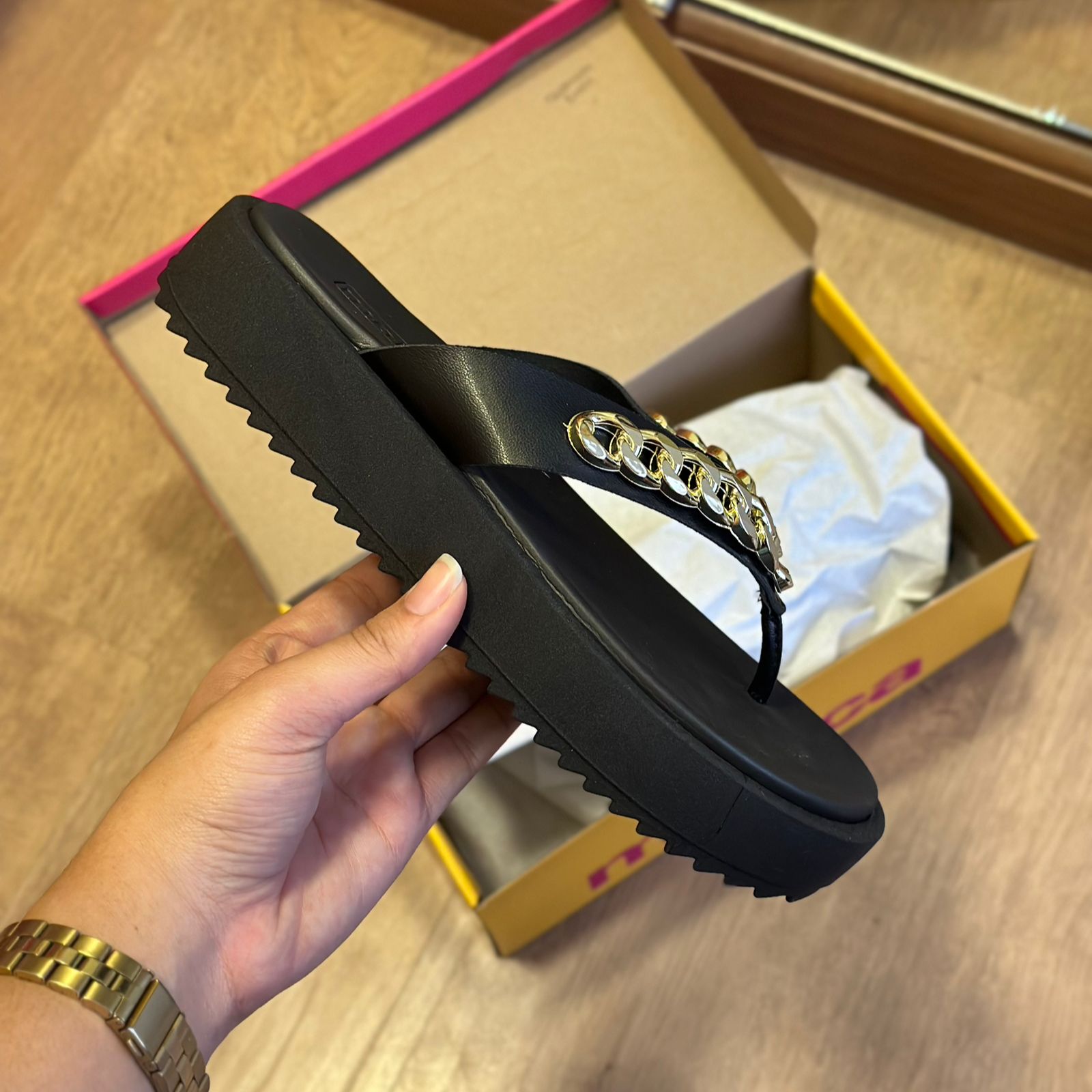 Sandália Moleca Detalhe Dourado 5489.111