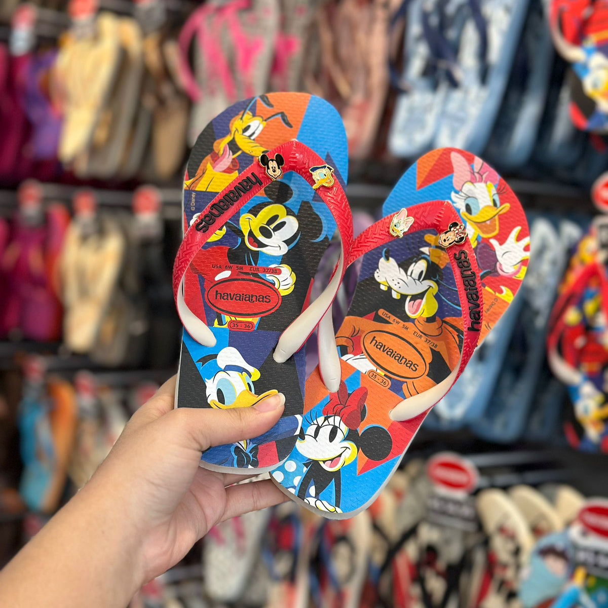 Havaianas Disney Stylish + Pin Mickey, Minnie, Pato Donald e Margarida