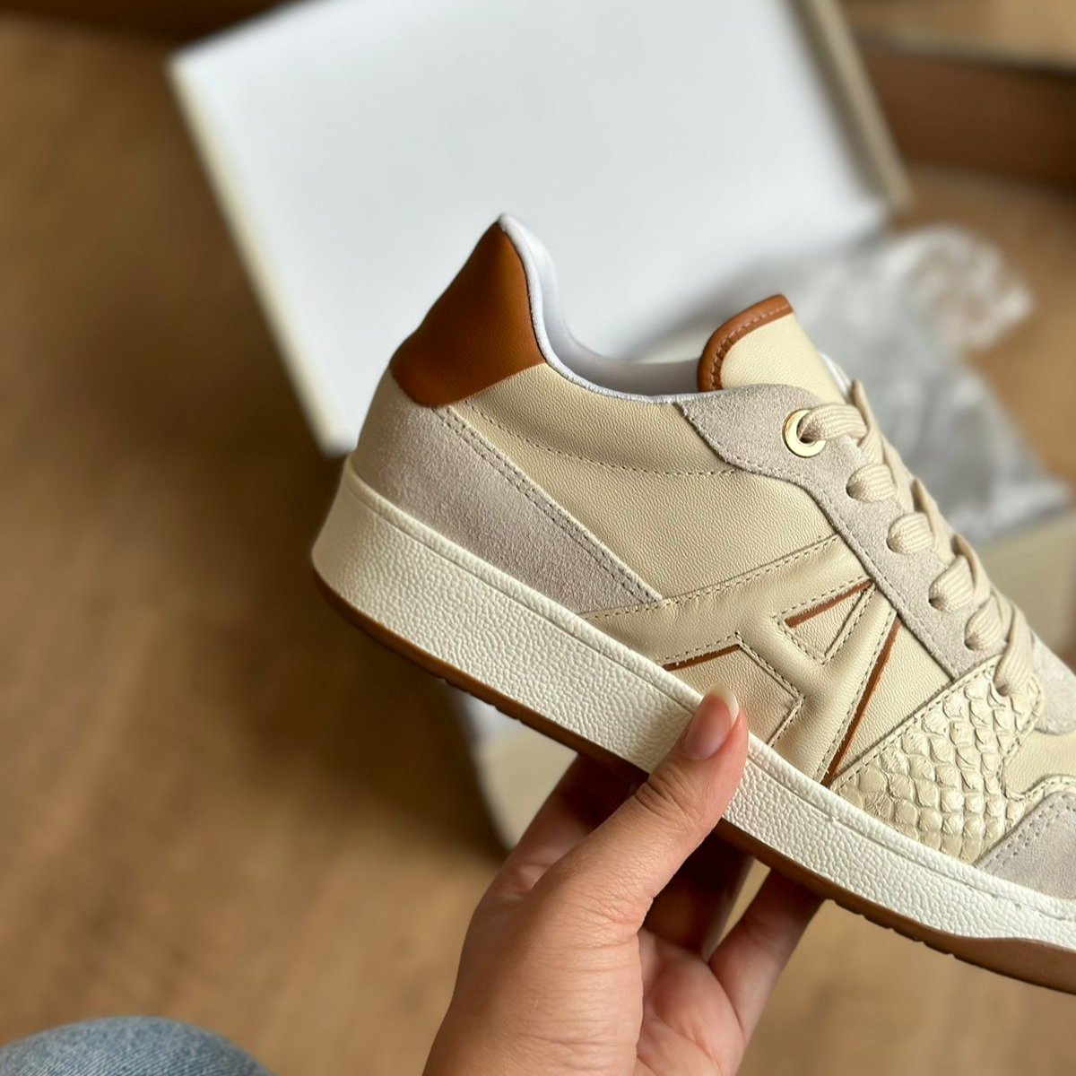 Tênis Arezzo Couro Bico Redondo Logo A128040023