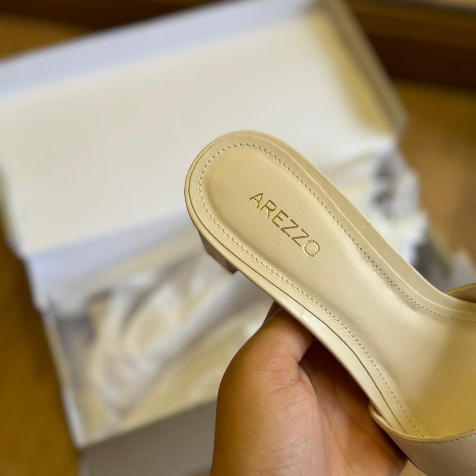 Sandália Mule Arezzo Couro Bloco Bico Quadrado A116990002