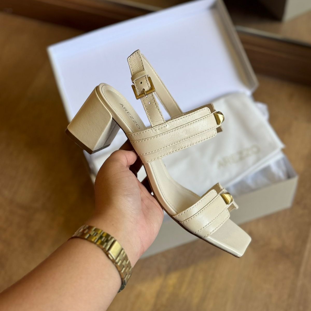 Sandália Arezzo Couro Salto Bloco Tiras Tachas  A134360019