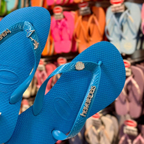 Havaianas Top + Placa Logo + Pin Golfinho, Sereia e Concha