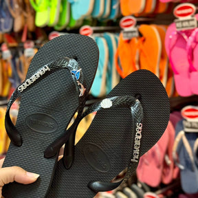 Havaianas Top + Placa Logo + Pin Golfinho, Sereia e Concha