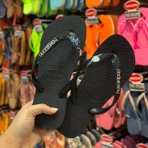 Havaianas Top + Placa Logo + Pin Golfinho, Sereia e Concha