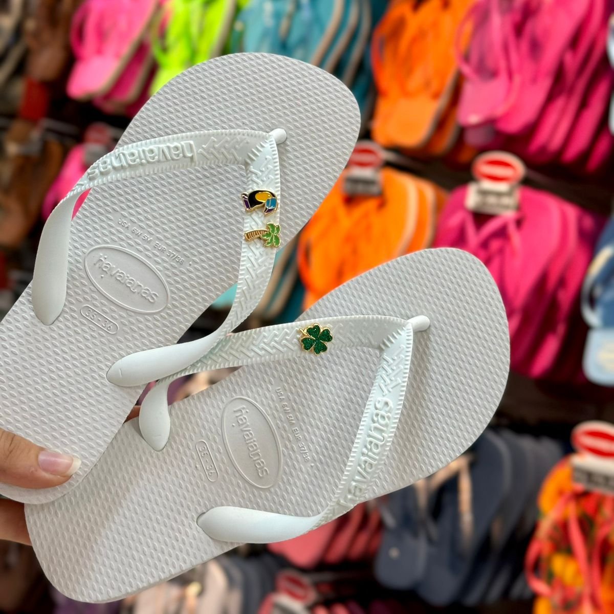 Havaianas Top + Pin Tucano, Coqueiro e Trevo