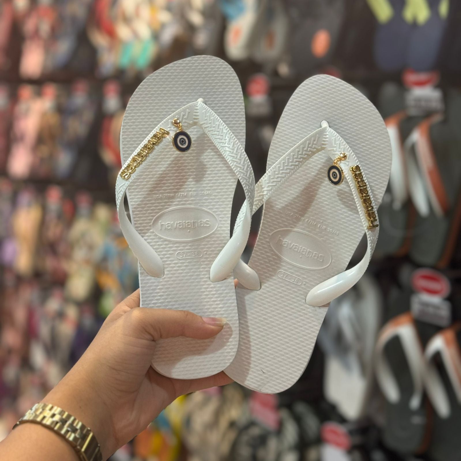Havaianas Top + Placa Logo + Pin Olho Grego Pendurado