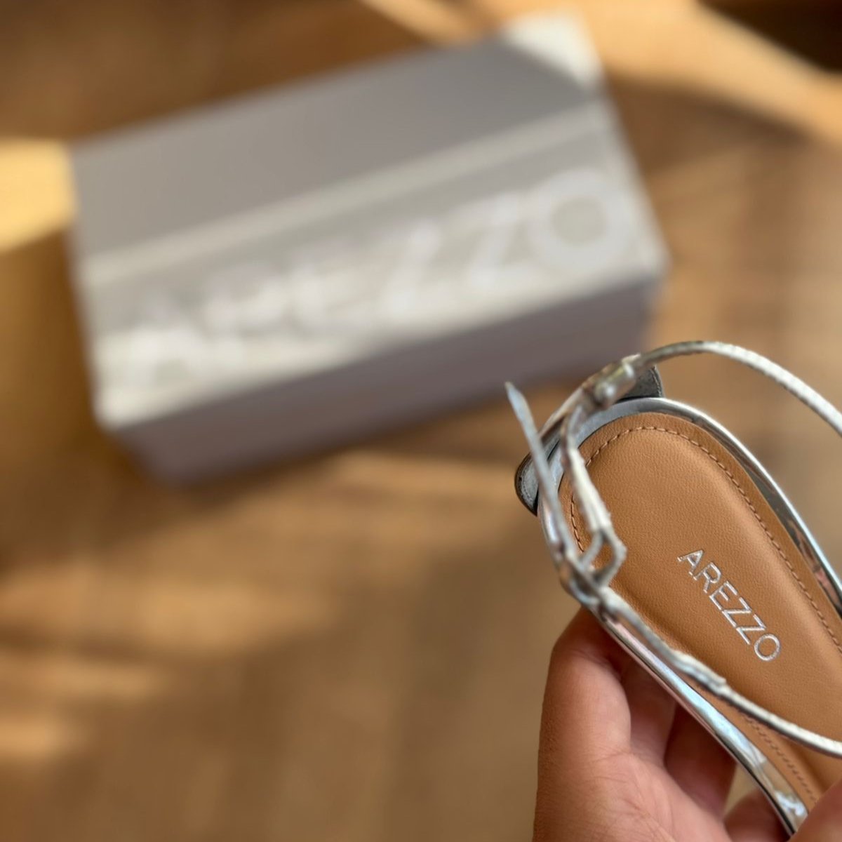 Sandália Arezzo Dourada Salto Baixo Ampulheta A136140001