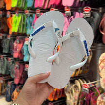 Havaianas Top + Placa Logo + Pin Golfinho, Sereia e Concha