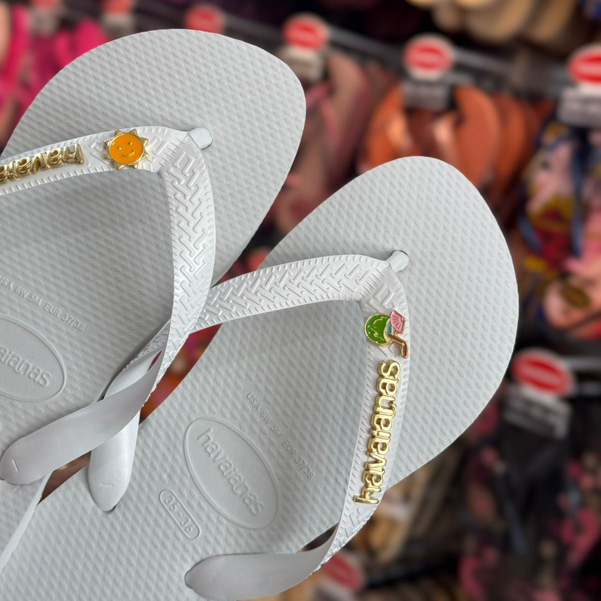 Havaianas Top +  Placa Logo + Pin Sol e Água de Coco