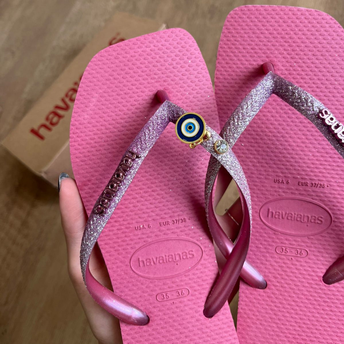 Havaianas Square Glitter + Pin Olho Grego e Ponto de Luz
