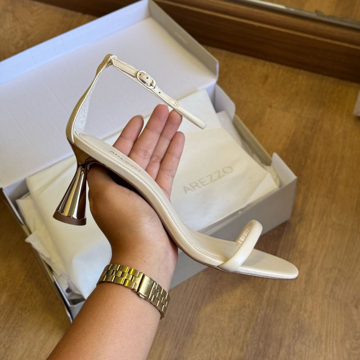 Sandália Arezzo Dourada Salto Baixo Ampulheta A136140001