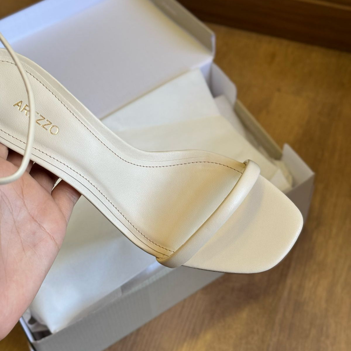 Sandália Arezzo Dourada Salto Baixo Ampulheta A136140001