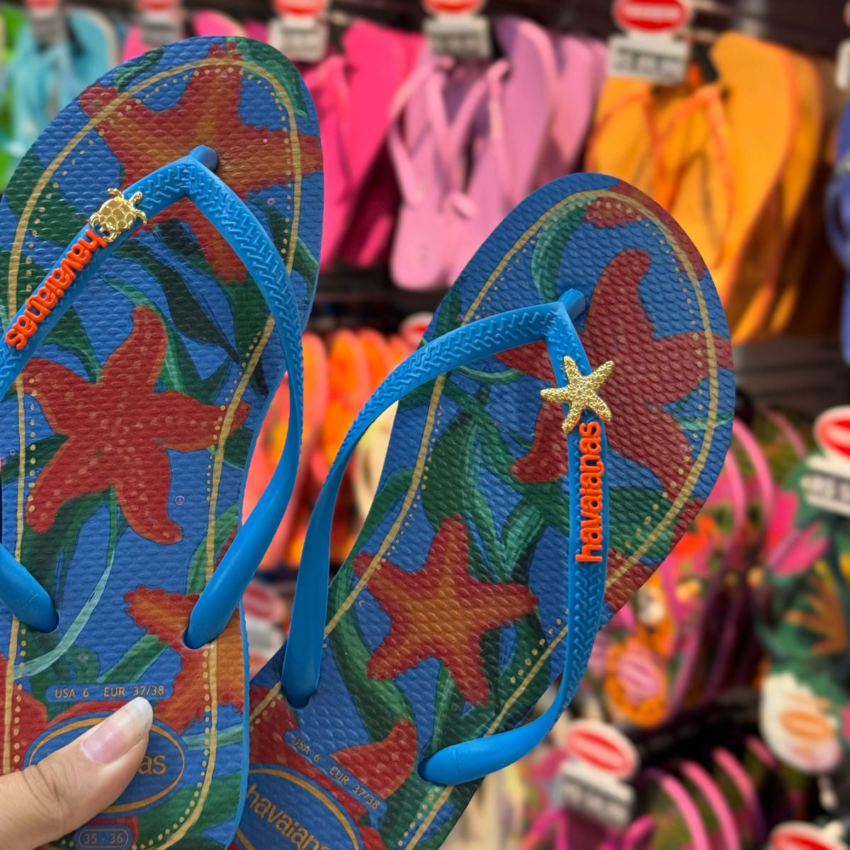 Havaianas Slim Tropical + Pin Estrela e Tartaruga (GRÁTIS)