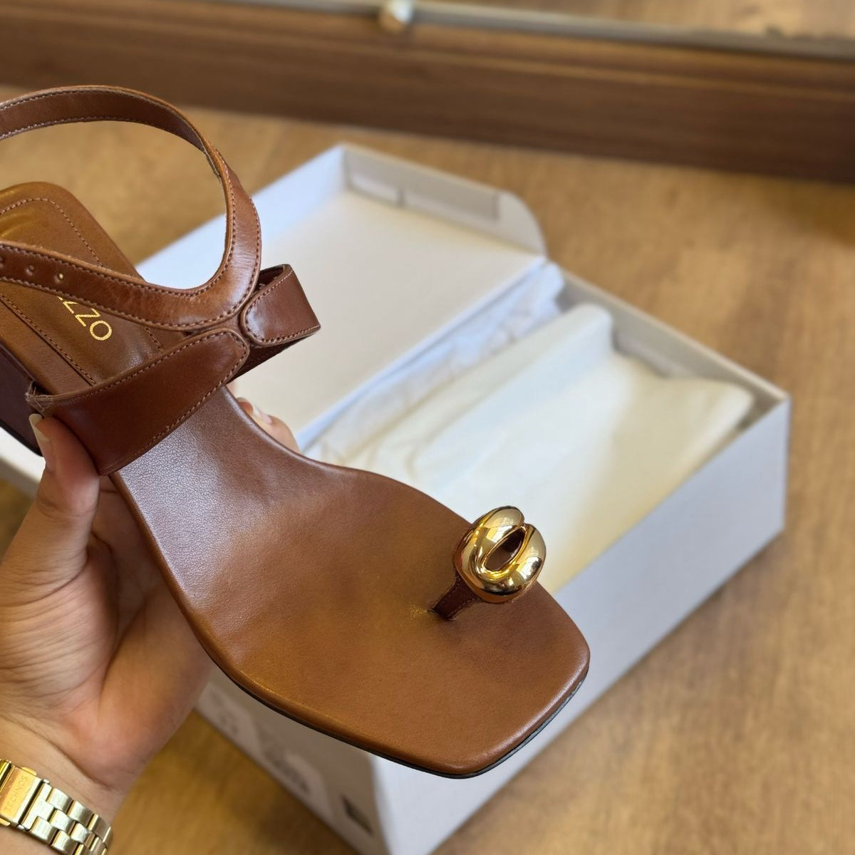 Sandália Arezzo Couro Salto Bloco Metal Bold A135560005