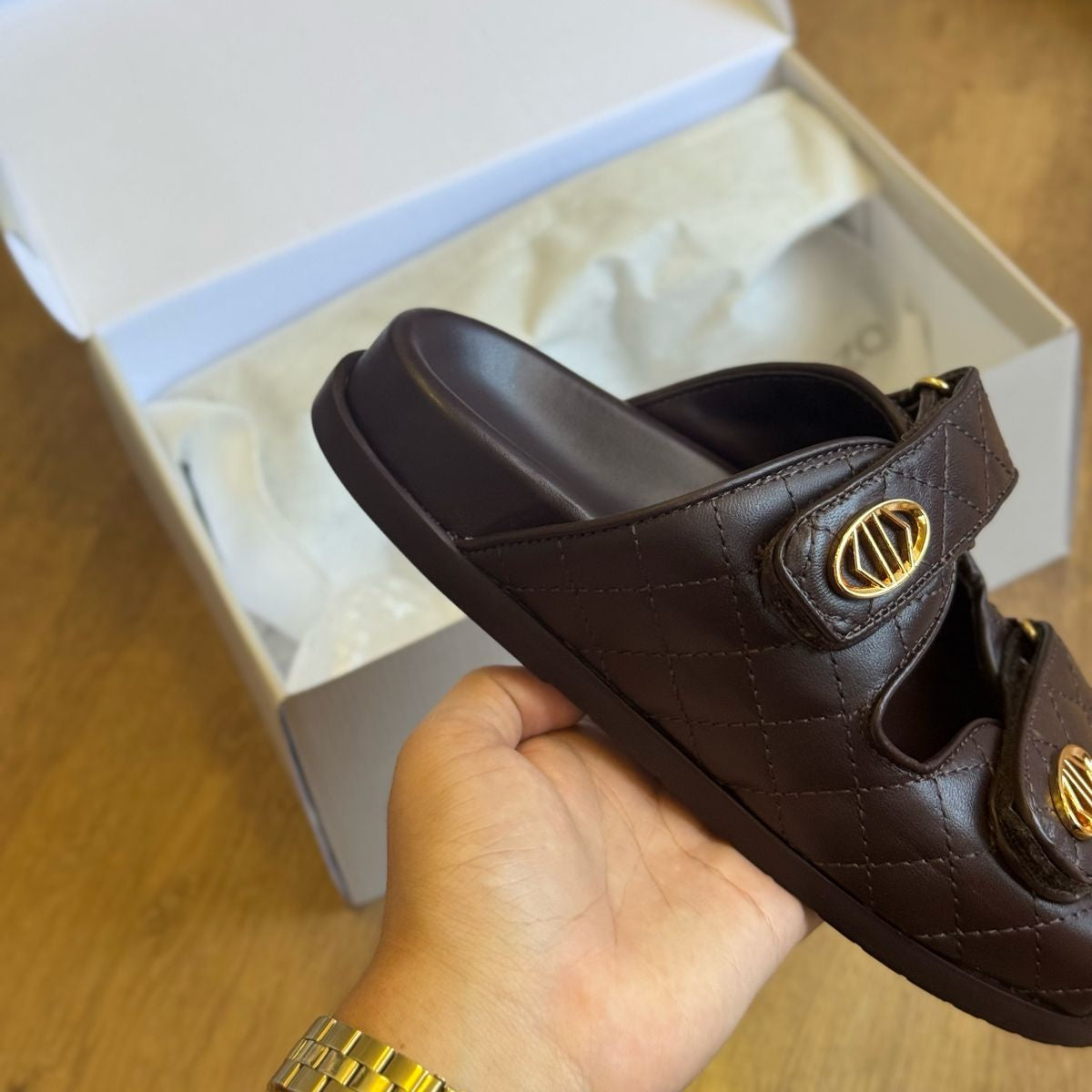 Sandália Arezzo Rasteira Couro Matelassê Velcro A120160149