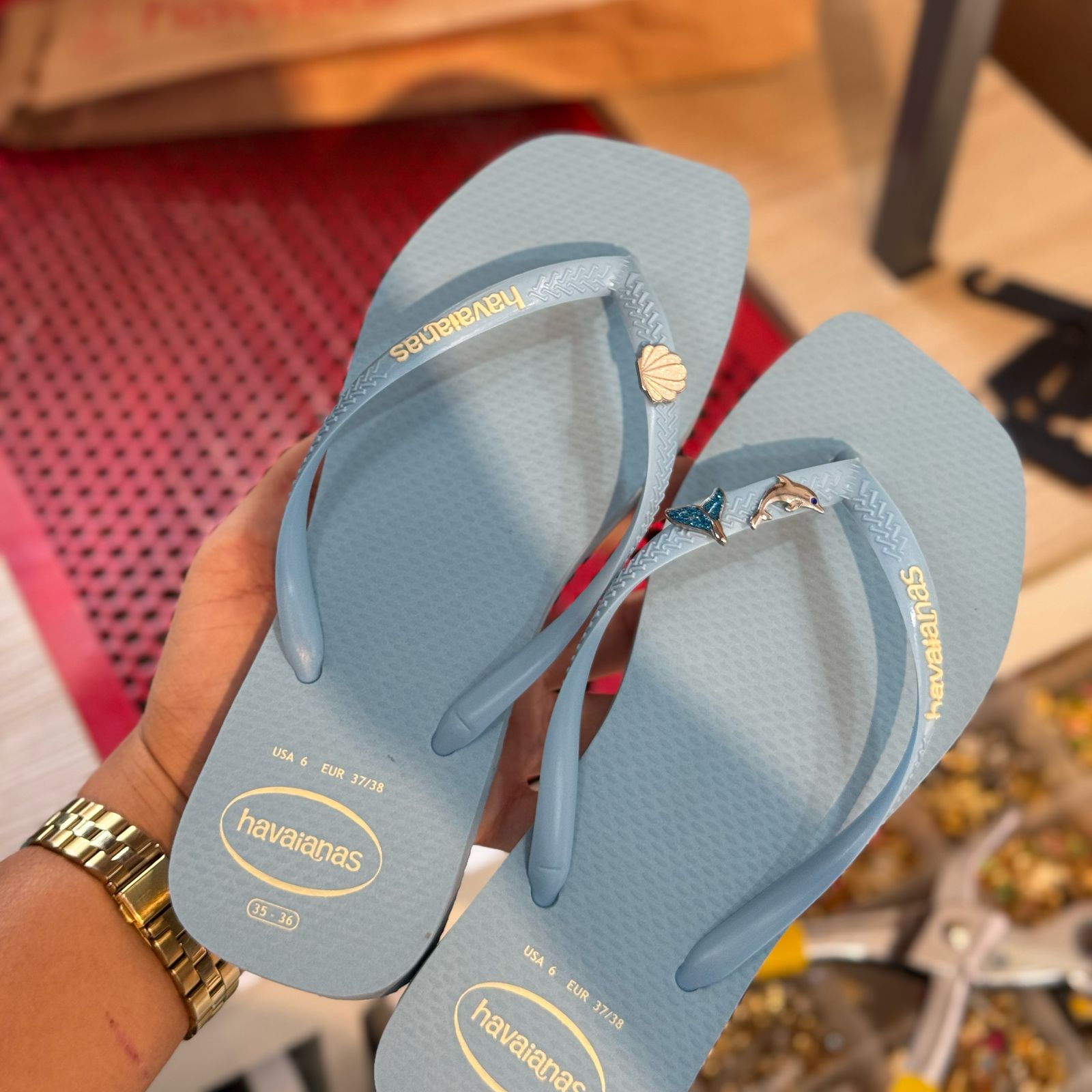 Havaianas Slim Square Logo Pop Up + Pingente Golfinho, Concha e Sereia