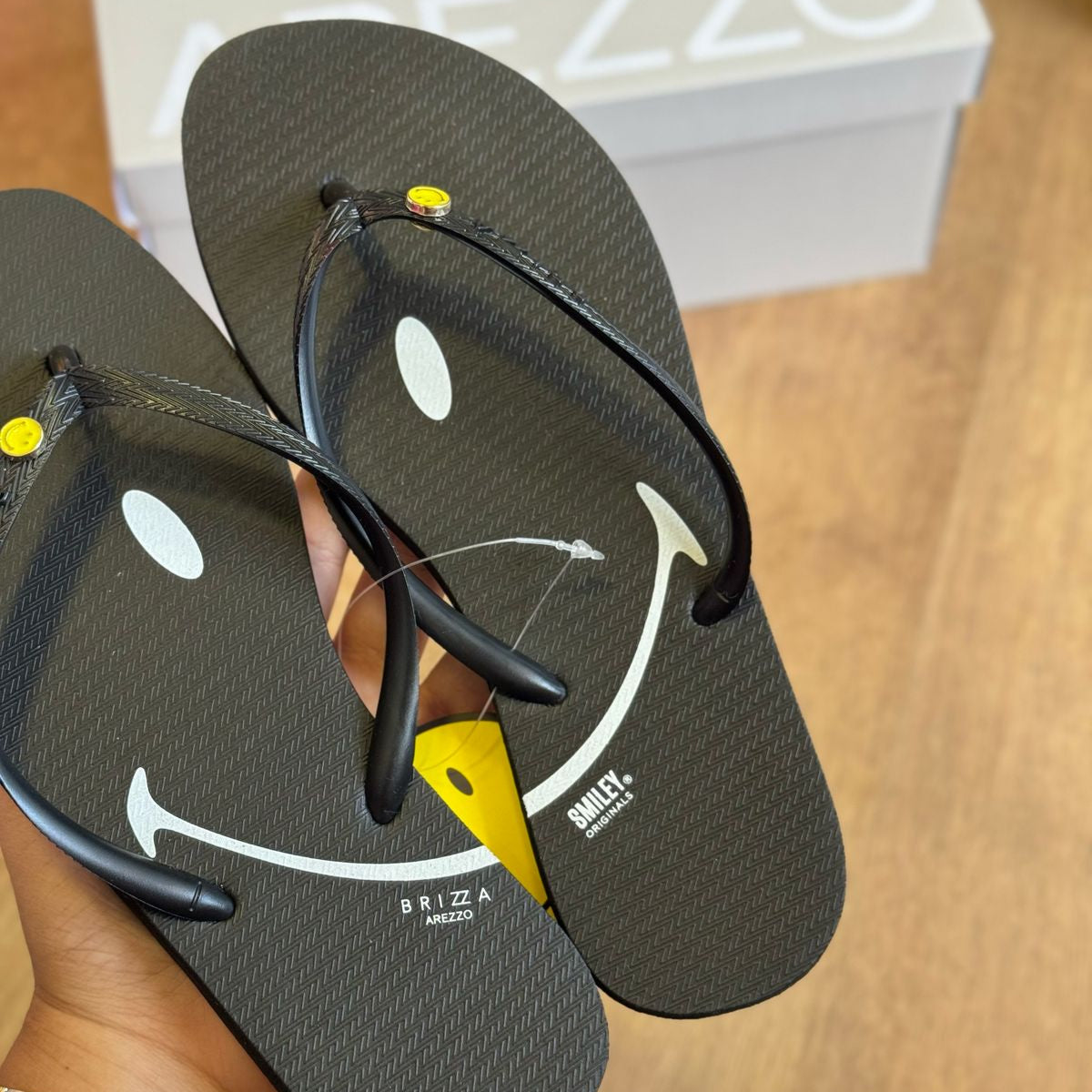Chinelo de Dedo Arezzo Essential Brizza Smiley Z190260085
