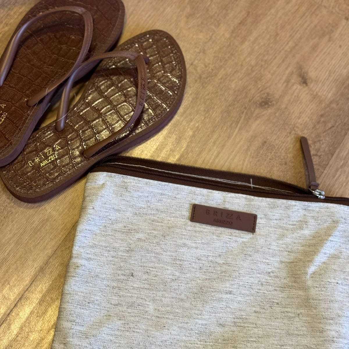 Chinelo de Dedo Arezzo Texturizado + Necessaire Z190260118