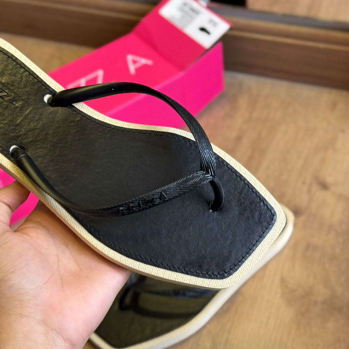 Chinelo de Dedo Arezzo Square Bicolor Brizza Z190270026