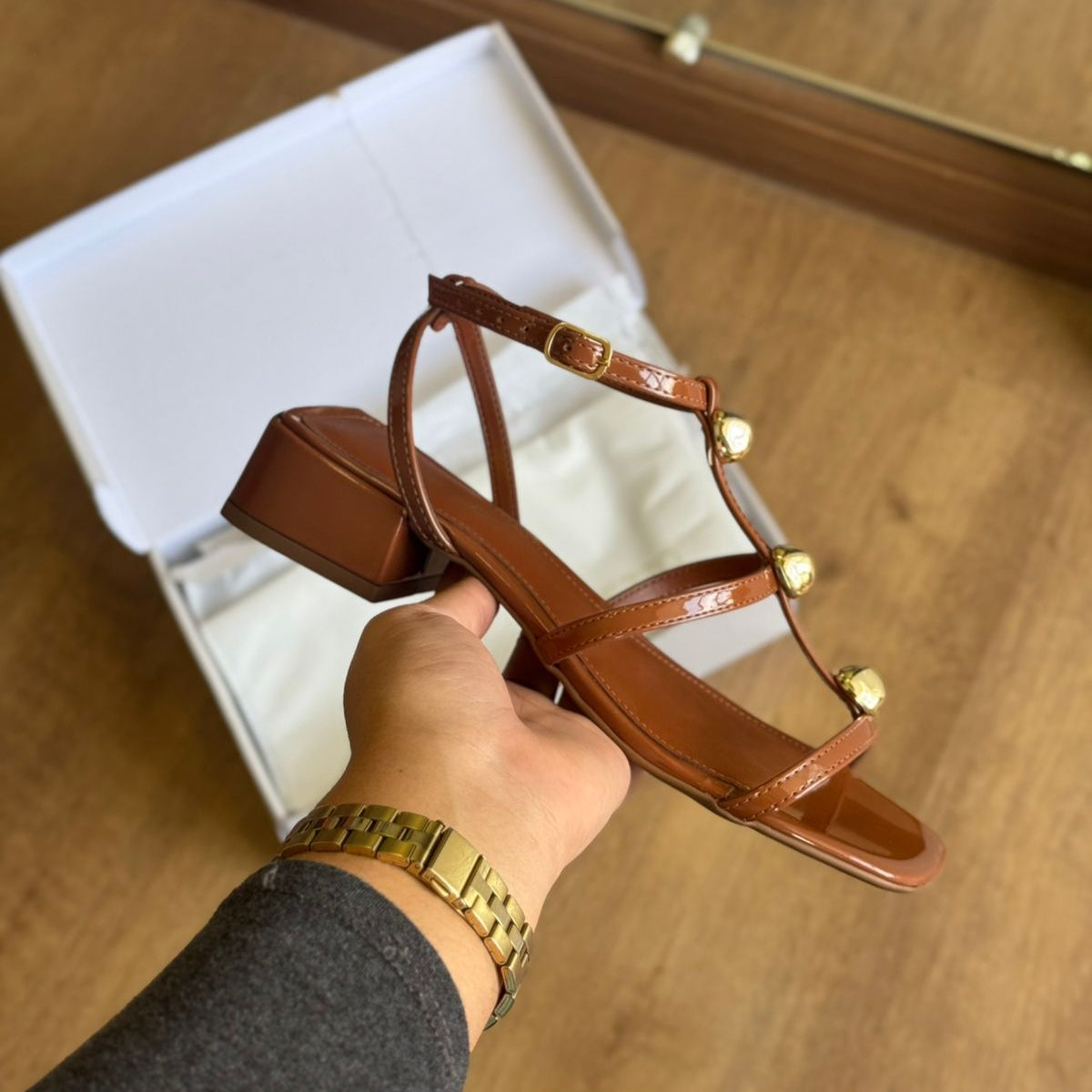 Sandália Arezzo Salto Bloco Tiras Metais A137730001