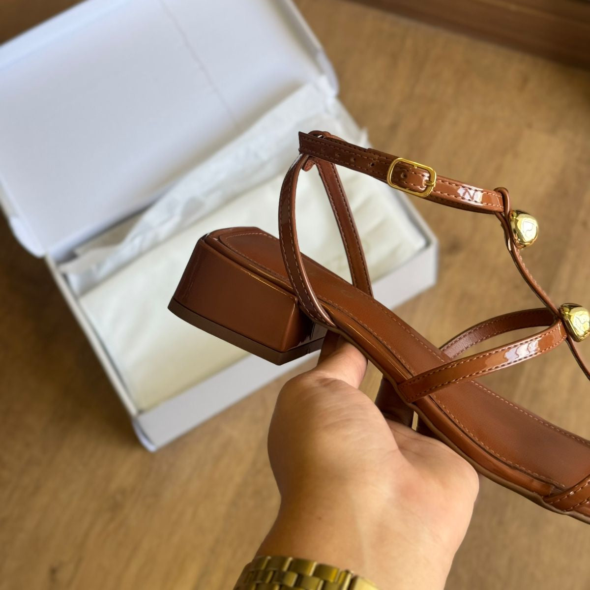 Sandália Arezzo Salto Bloco Tiras Metais A137730001