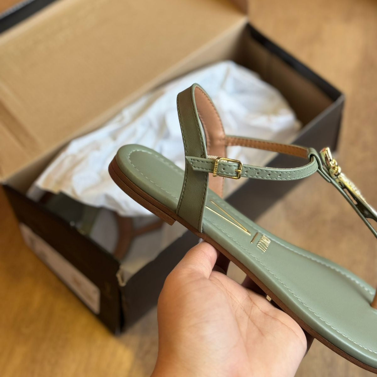 Rasteira Vizzano Detalhe Dourado de Folha 6371.374