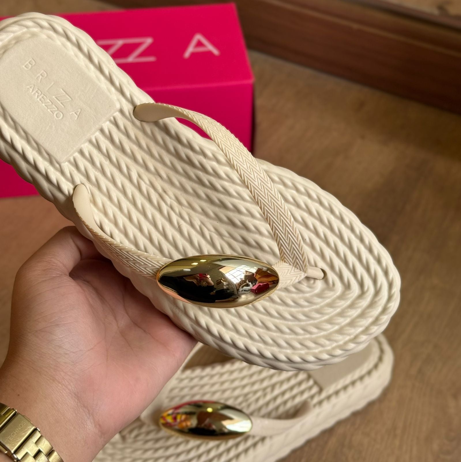 Sandália Arezzo Detalhe Dourado na Tira Z191550005