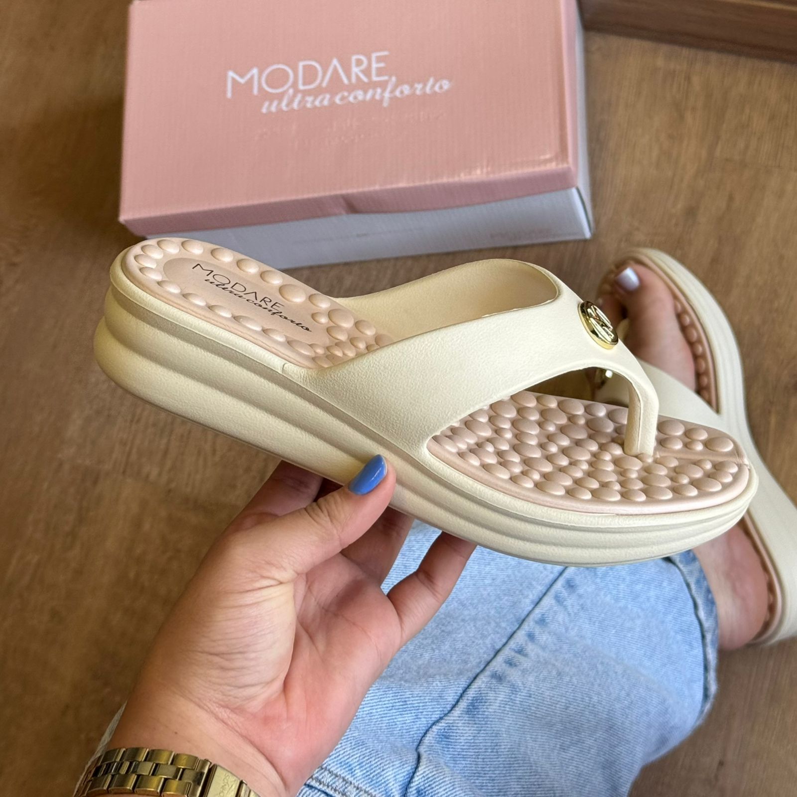 Chinelo Modare Detalhe da Marca Dourado 7213.100