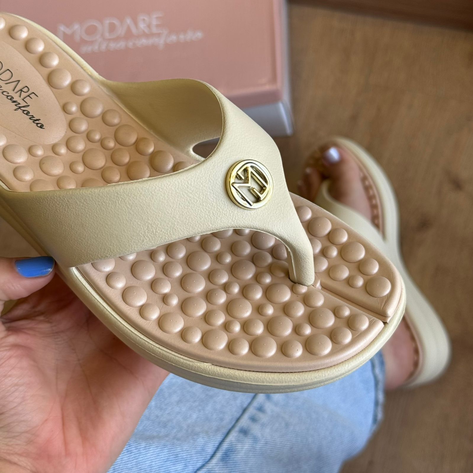 Chinelo Modare Detalhe da Marca Dourado 7213.100