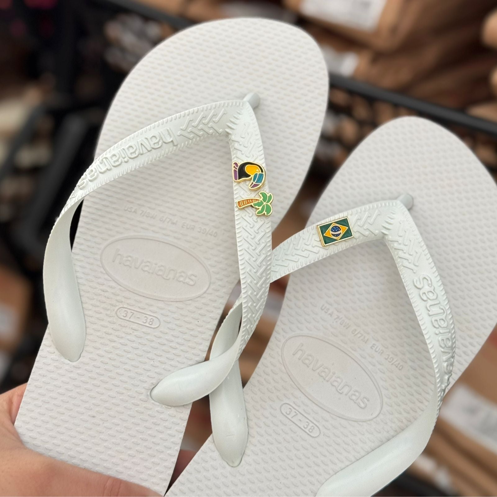 Havaianas Top + Pin Tucano, Coqueiro e Brasil
