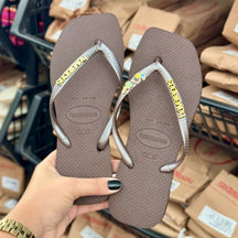 Havaianas Slim Square + Placa Logo + Pin Tucano e Coqueiro