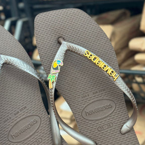Havaianas Slim Square + Placa Logo + Pin Tucano e Coqueiro
