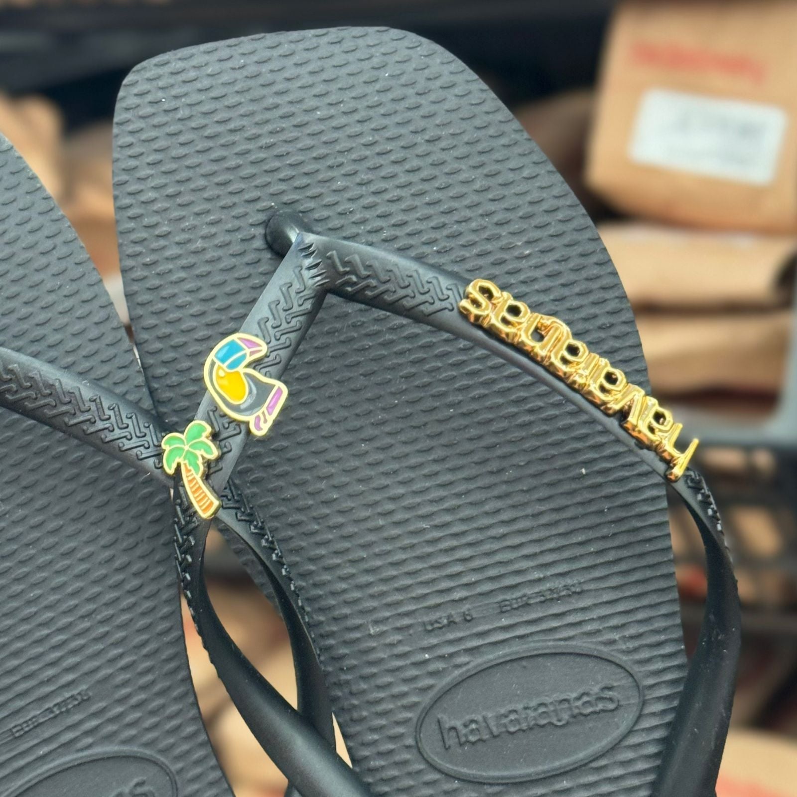 Havaianas Slim Square + Placa Logo + Pin Tucano e Coqueiro