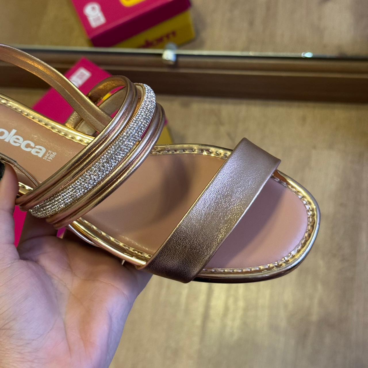 Sandália Moleca Tira Brilhosa 5435.554