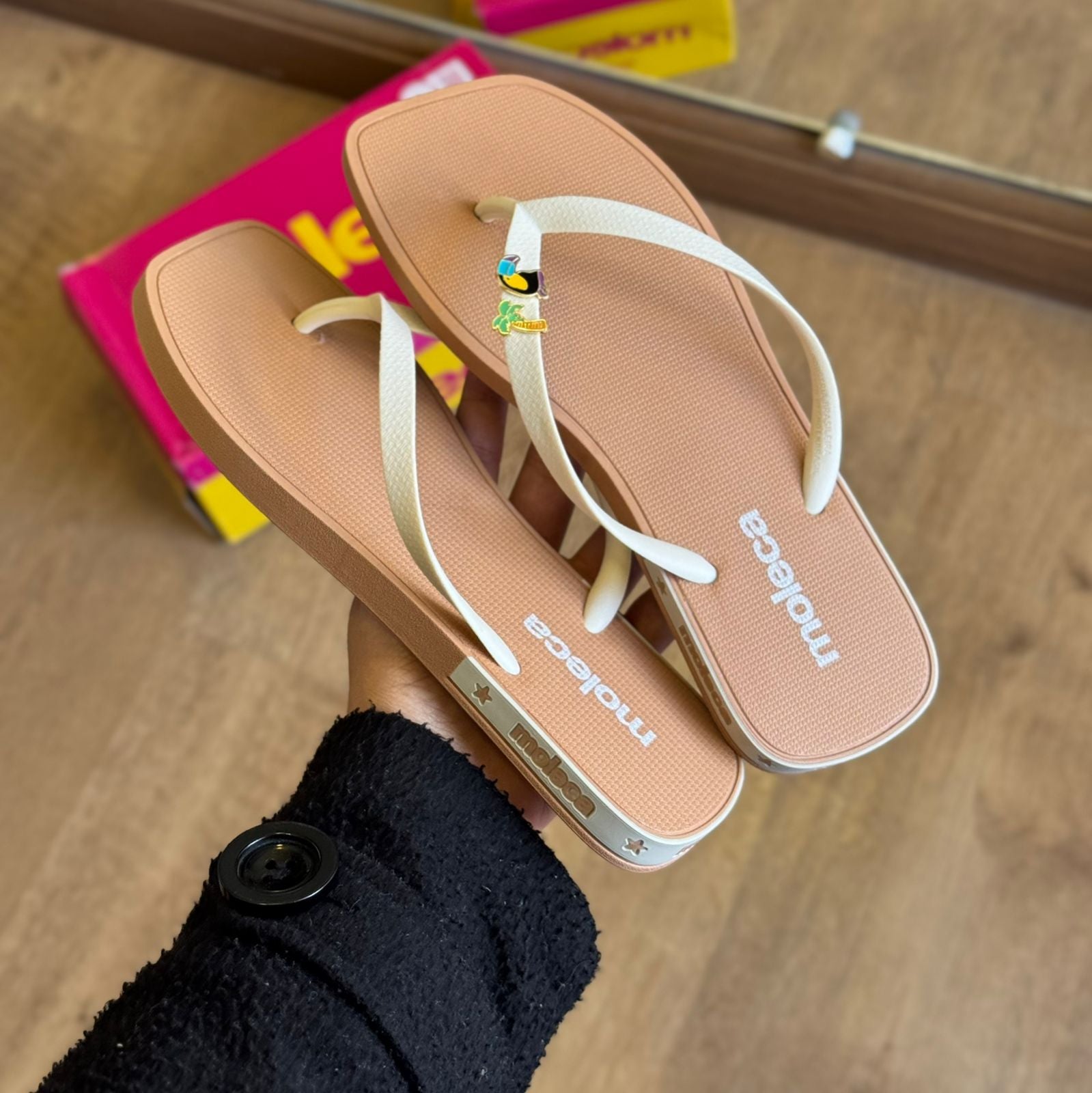 Chinelo de Dedo Moleca Detalhes da Marca 5552.200 + Pin Tucano e Coqueiro