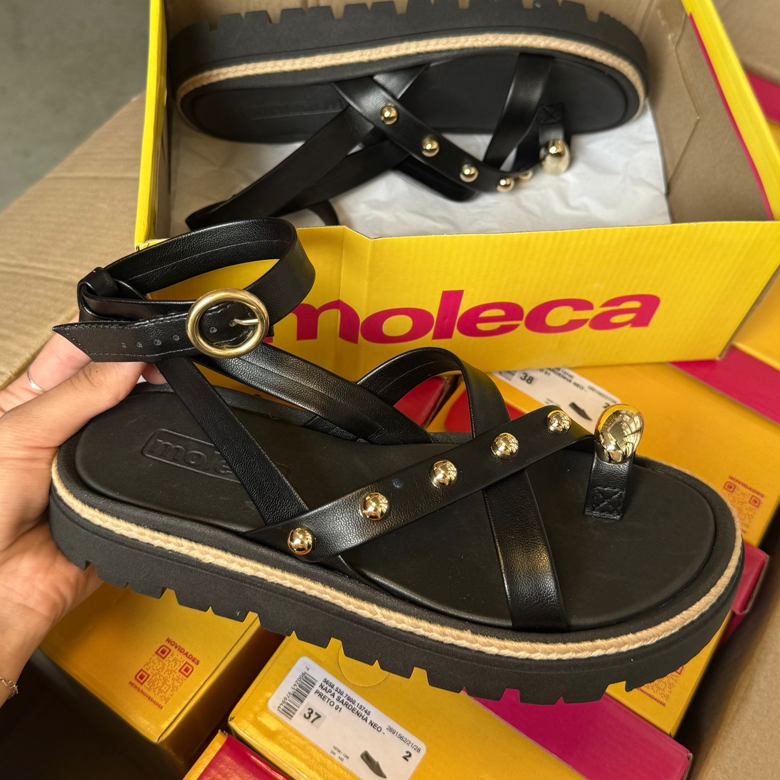 Sandália Moleca Tratorada Detalhe Dourado 5504.213