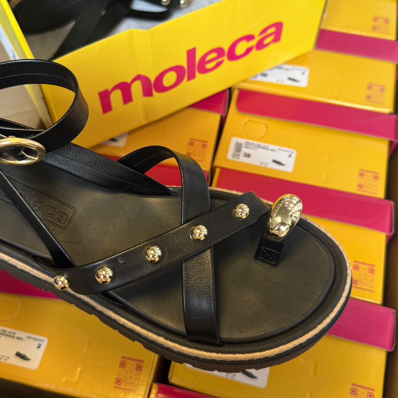 Sandália Moleca Tratorada Detalhe Dourado 5504.213