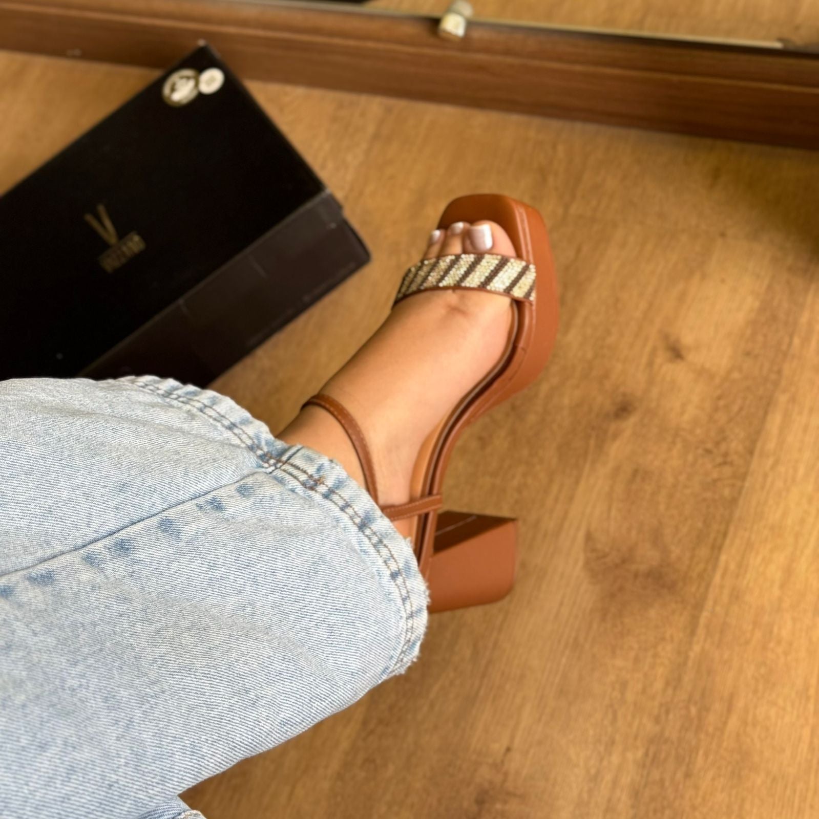 Sandália Vizzano Salto Bloco Tira Brilhosa 6472.215