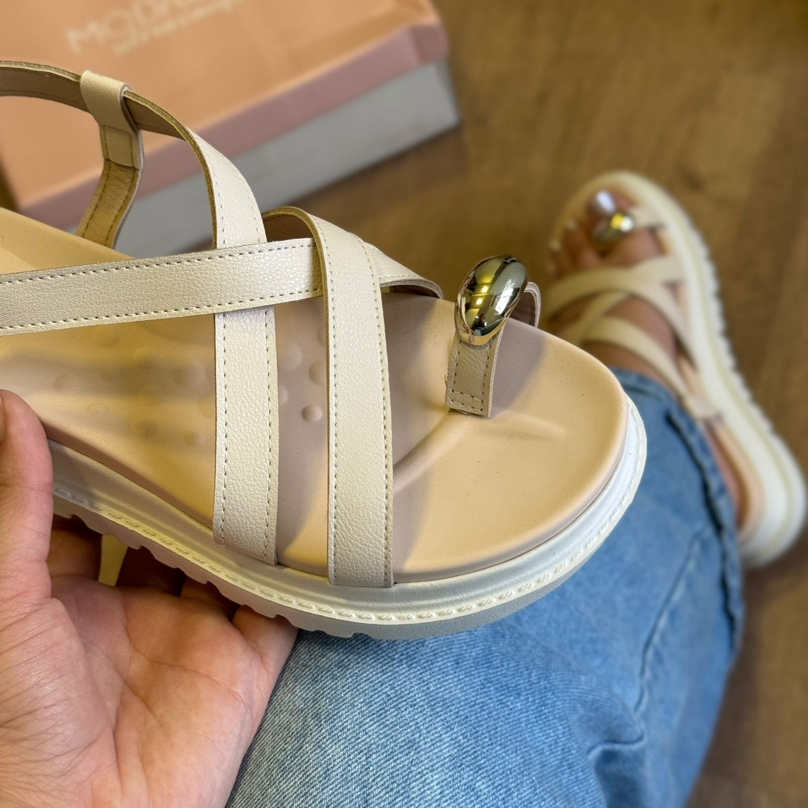 Sandália Modare Detalhe Dourado no Dedo 7200.107