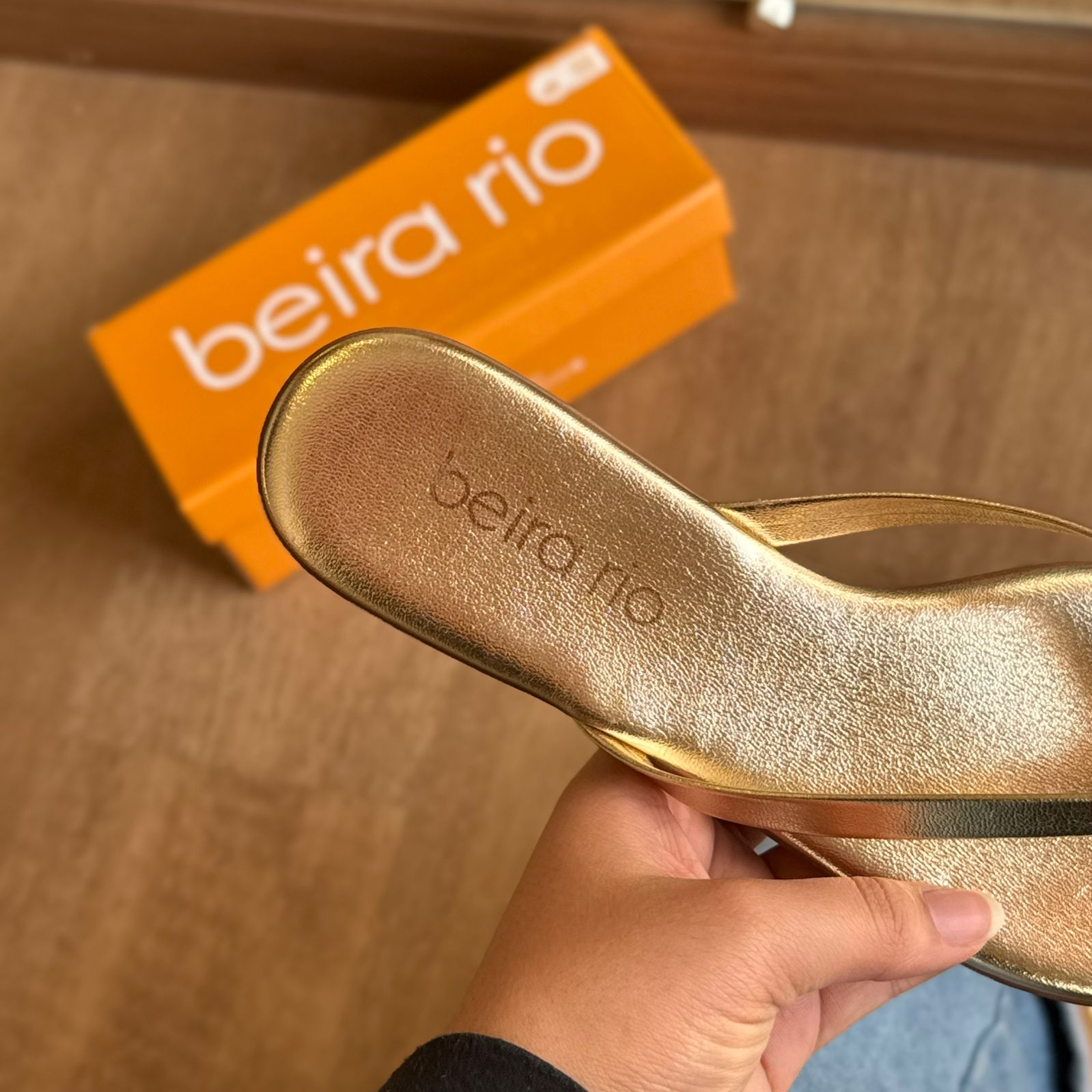 Sandália Beira Rio Rasteira Detalhe Dourado no Dedo 8384.767