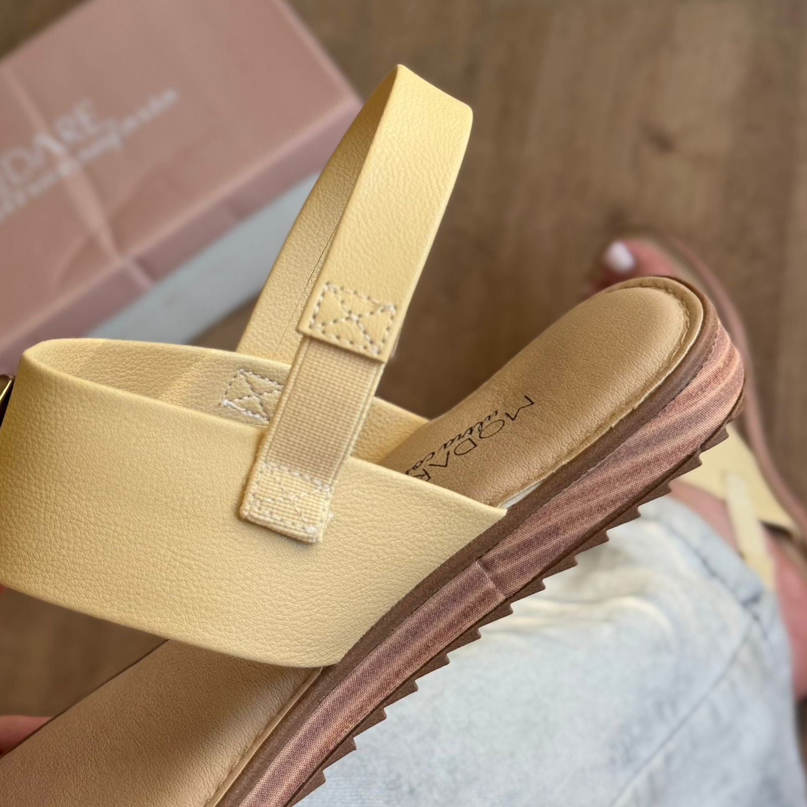 Sandália Rasteirinha Pedrarias Modare 7141.120