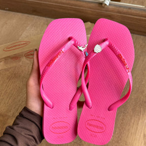 Havaianas Slim Square Logo Pop Up + Pingente Golfinho, Concha e Sereia