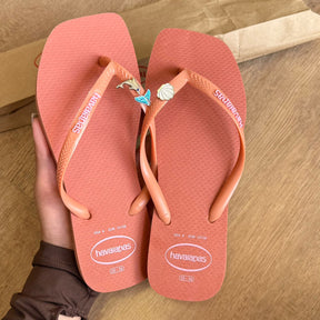 Havaianas Slim Square Logo Pop Up + Pingente Golfinho, Concha e Sereia