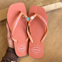 Havaianas Slim Square Logo Pop Up + Pingente Golfinho, Concha e Sereia