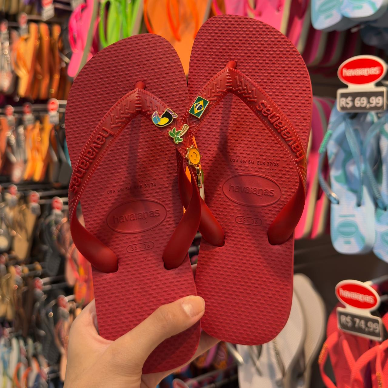 Havaianas Top + Pins Brasil, Tucano, Coqueiro, Aguá de Coco e Sol