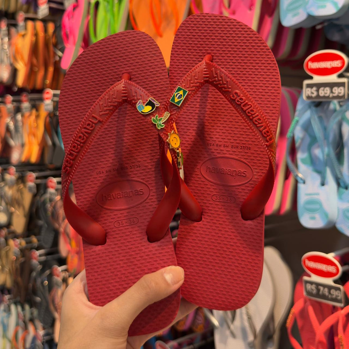 Havaianas Top + Pins Brasil, Tucano, Coqueiro, Aguá de Coco e Sol