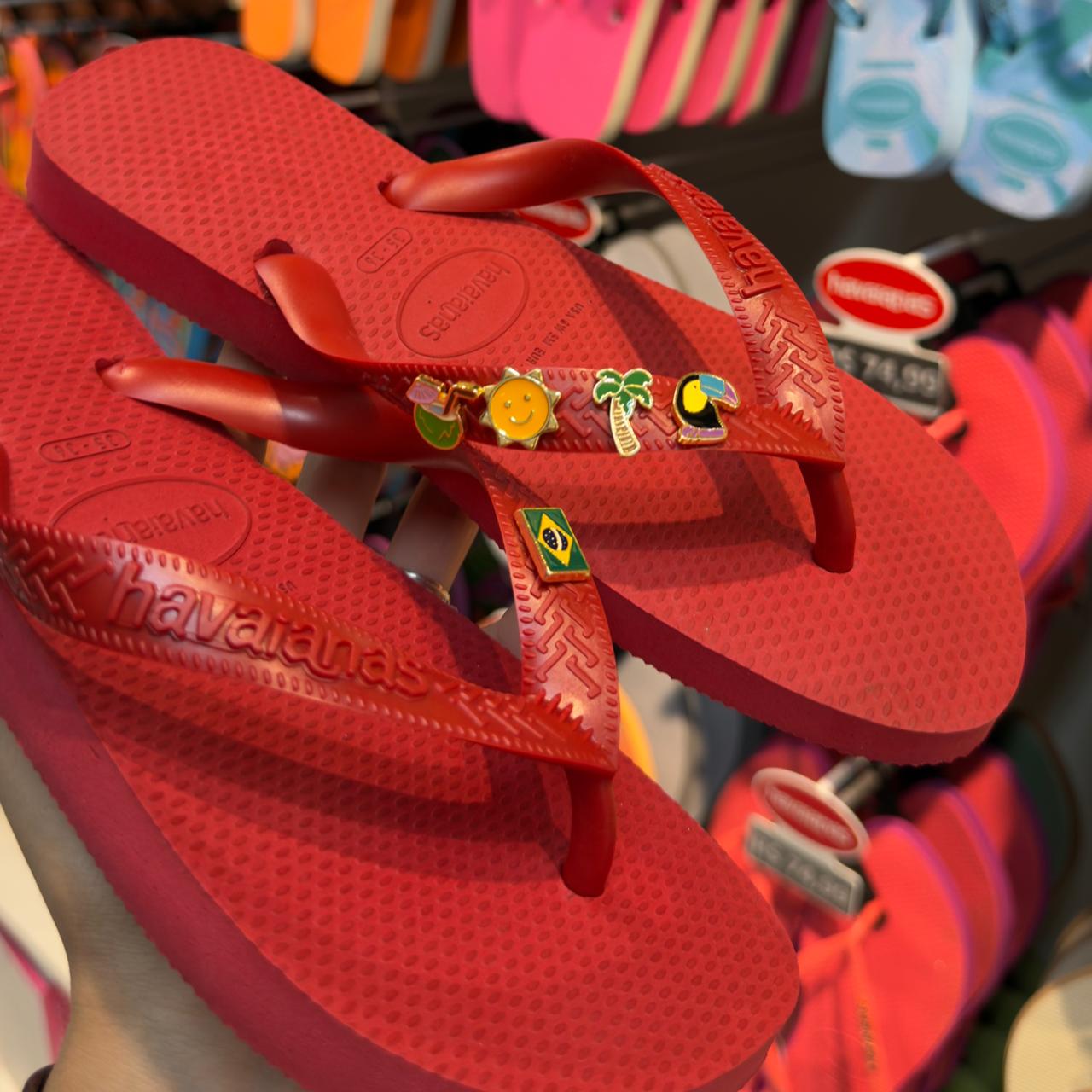 Havaianas Top + Pins Brasil, Tucano, Coqueiro, Aguá de Coco e Sol